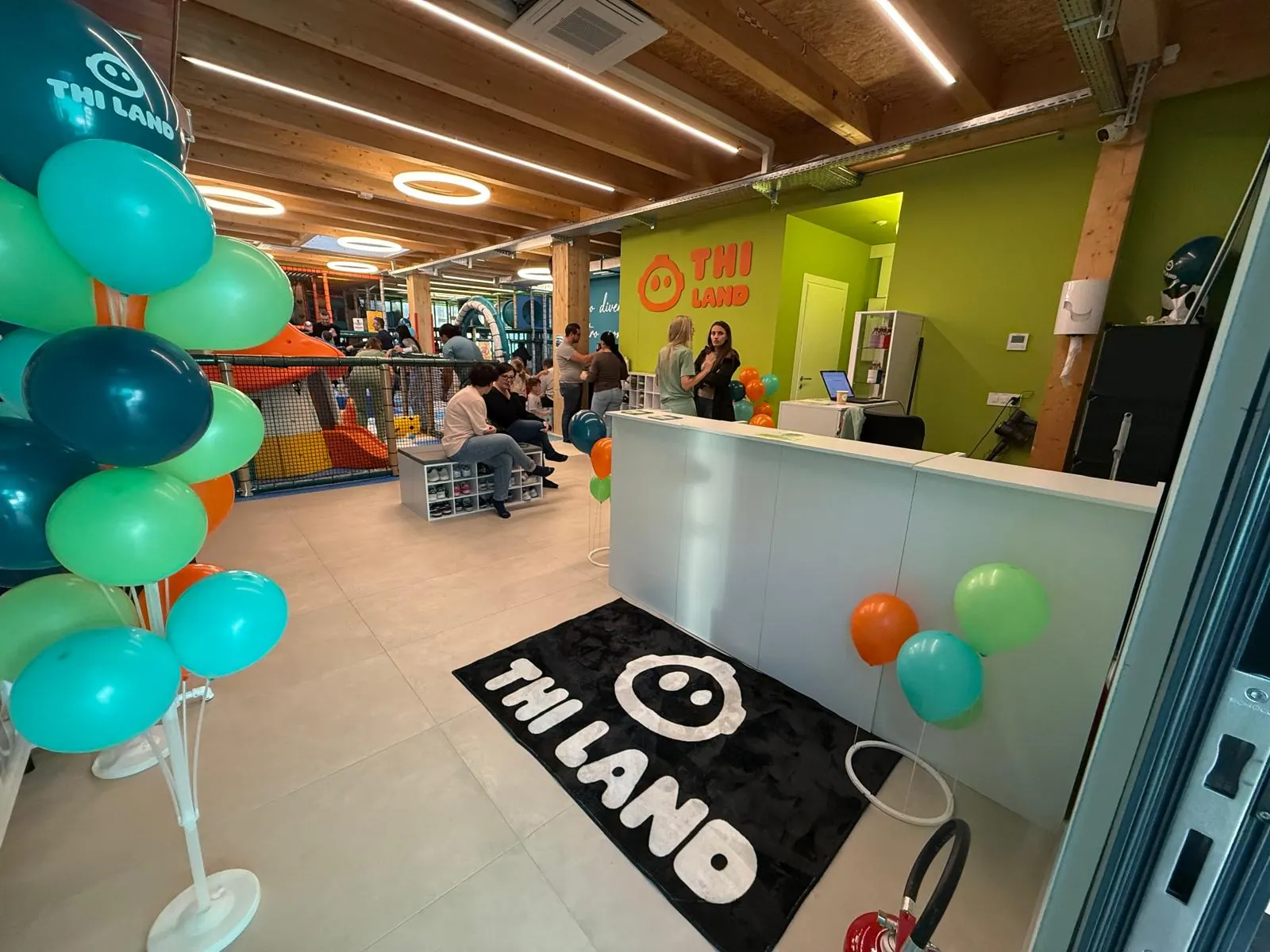 La reception con i palloncini e il tappeto THI LAND, con il parco sullo sfondo
